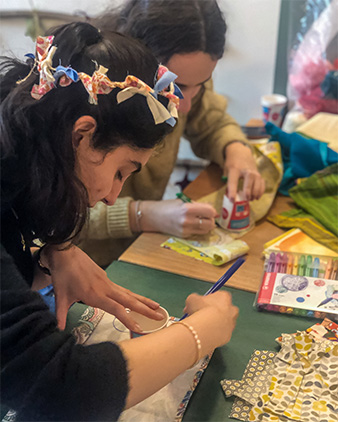 Etudiante en atelier manuel